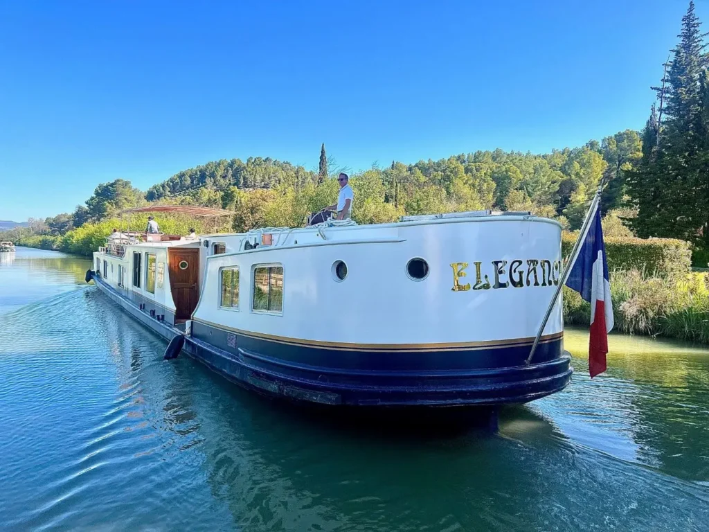 The hotel barge Elegance on the Canal de Garonne in Gascony