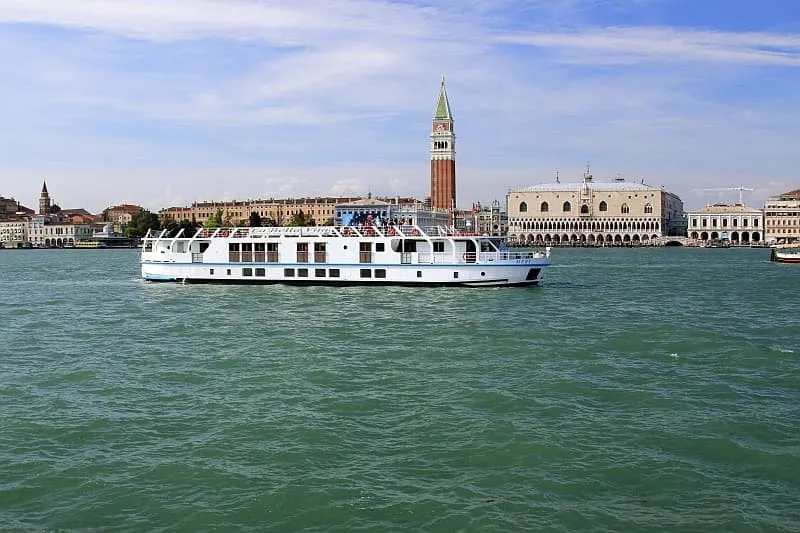 La-Bella-Vita-Cruising-in-Venice