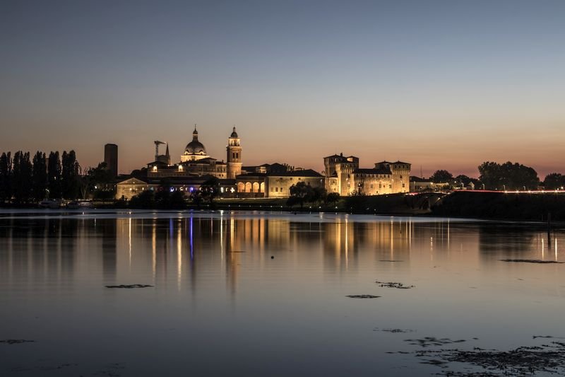 Mantua in its lakeside setting