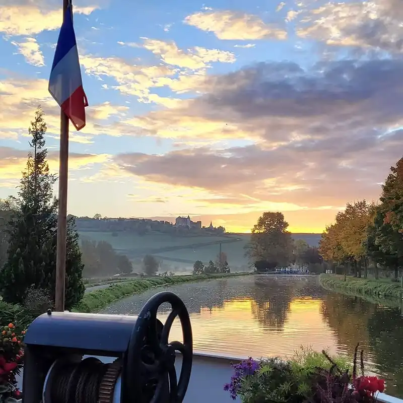 Chateauneuf-en-Auxois seen from the bow of the Savoir Vivre