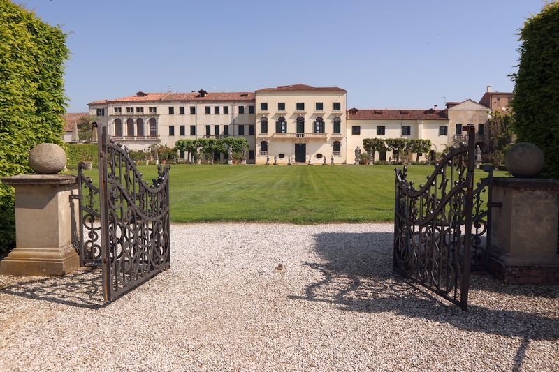 A private tasting of estate-grown wines at Villa Widmann Borletti