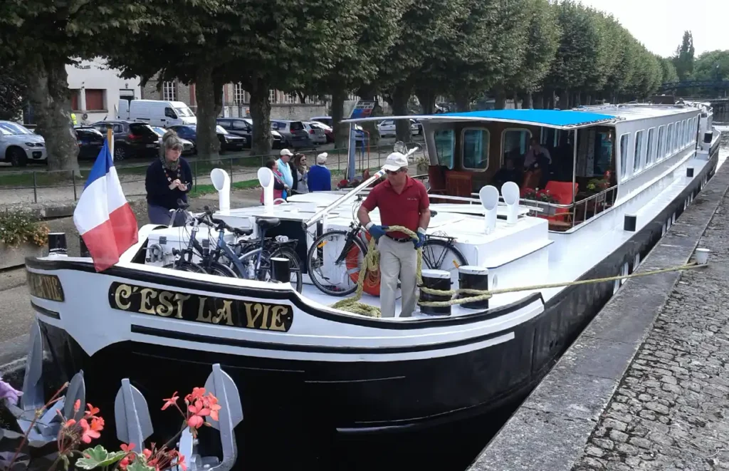 The C'est la Vie in a lock at Montargis