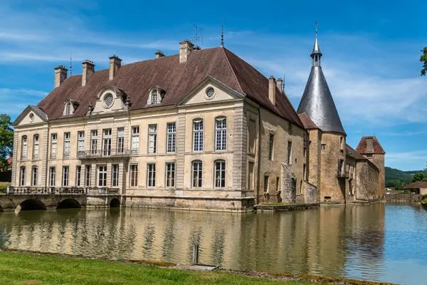 Chateau-de-Commarin-From-Rose2-600x400