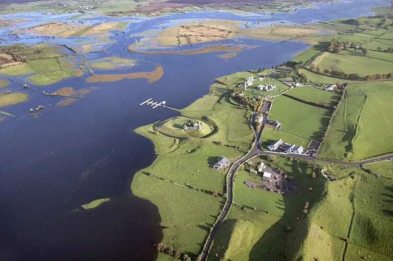 The round tower and ruins at Clonmacnoise