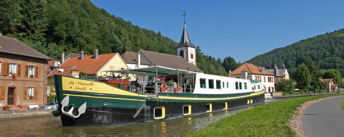 The barge La Nouvelle Etoile cruising a Dutch waterway