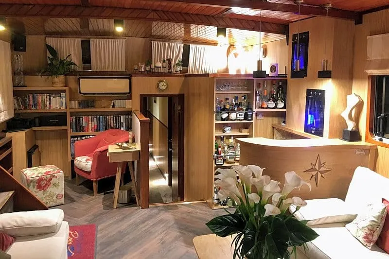 Rosa-Interior-Dining-Saloon-1