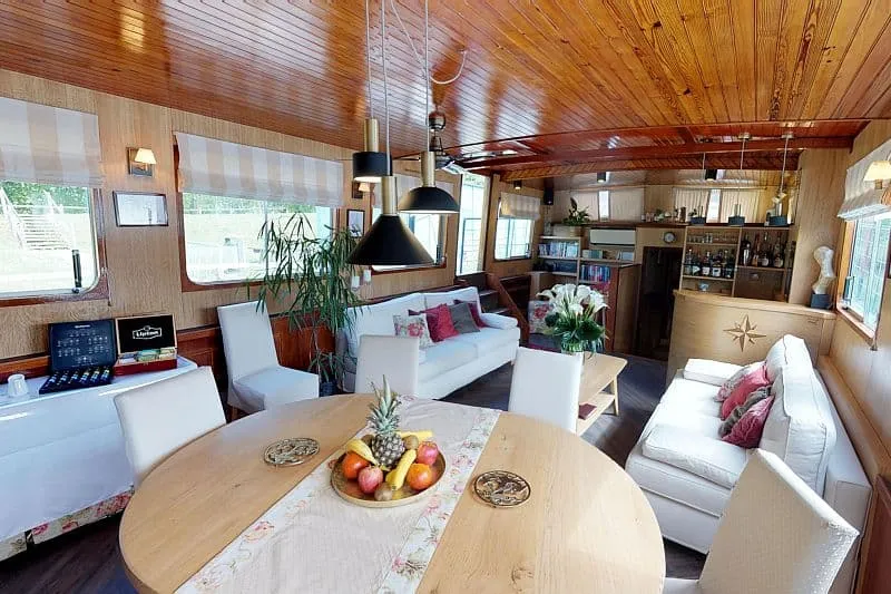 Rosa-Interior-Dining-Saloon-4