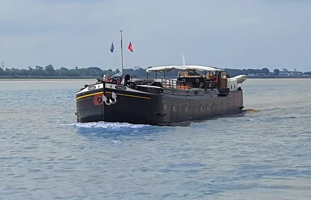 Tango cruising the Garonne
