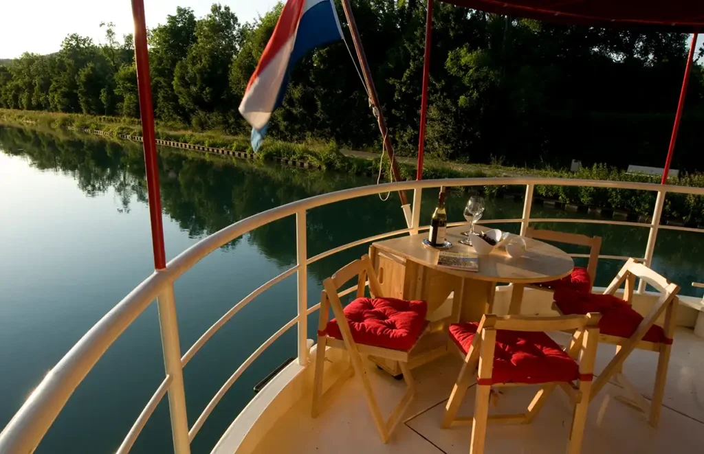 The Savoir Vivre moored on the Canal de Bourgogne