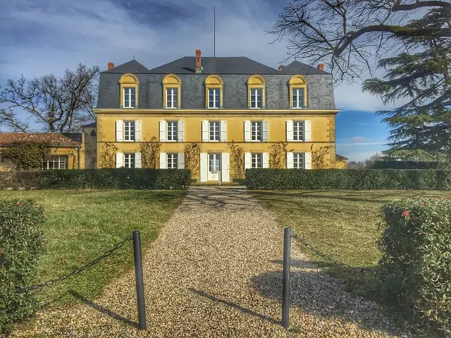 chateau-guiraud-2433786_640