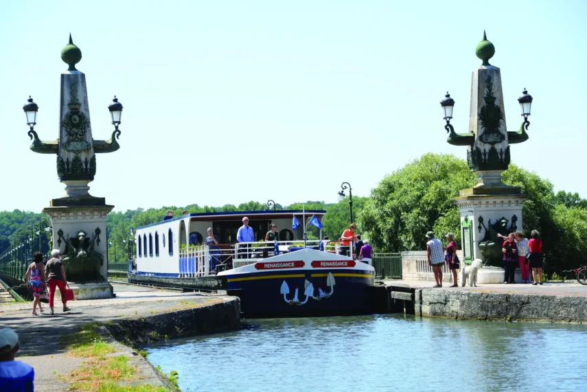 renaissance-crossing-the-aqueduct-at-briare-2-1-1-scaled-855x571